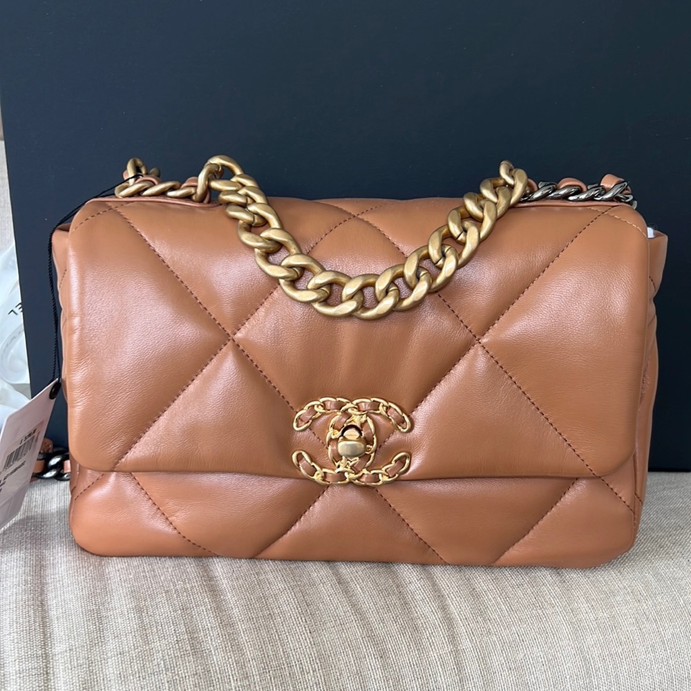 Chanel 19 Caramel small/medium